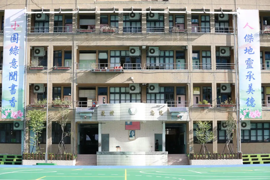 2024年休闲鞋市场趋势分析：运动鞋与板鞋品类在电商渠道的销售表现