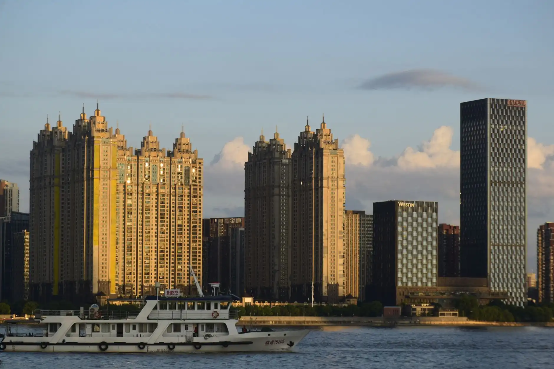 帆布鞋与运动鞋材质对比：透气性与耐磨性实测分析