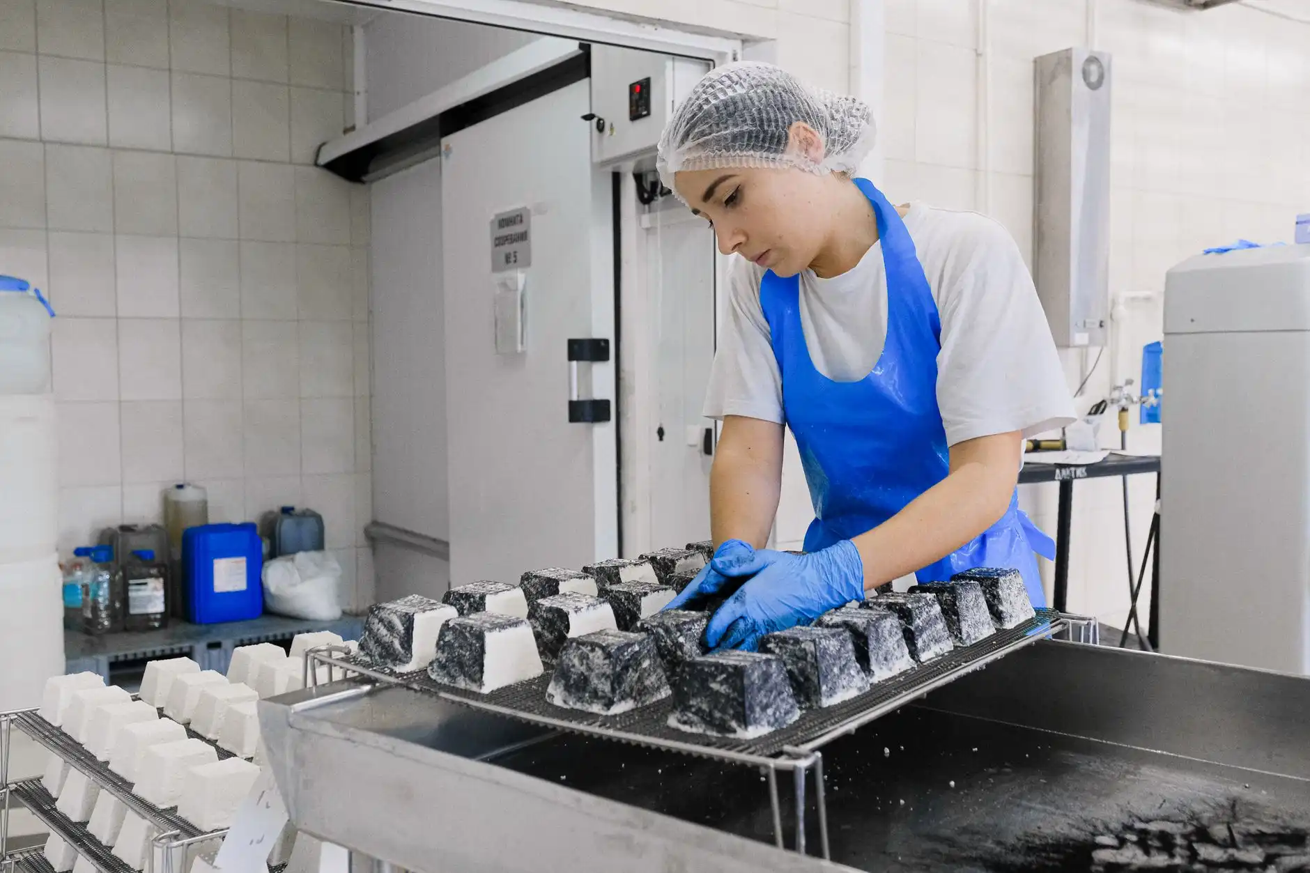 板鞋与帆布鞋产品工艺对比:惜米电商货源优势分析