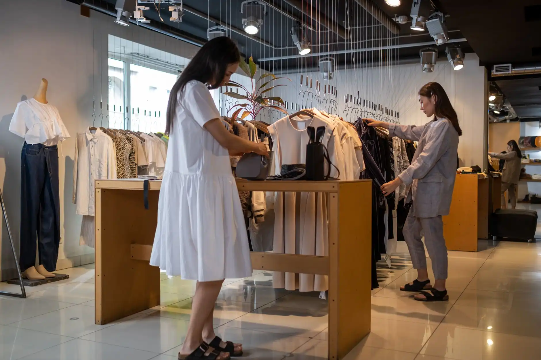 2024年秋冬运动鞋板鞋帆布鞋新品款式与材质分析