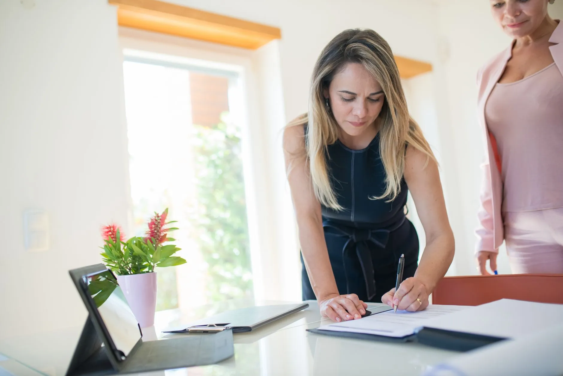 2025年休闲运动鞋流行趋势与年轻消费者偏好分析