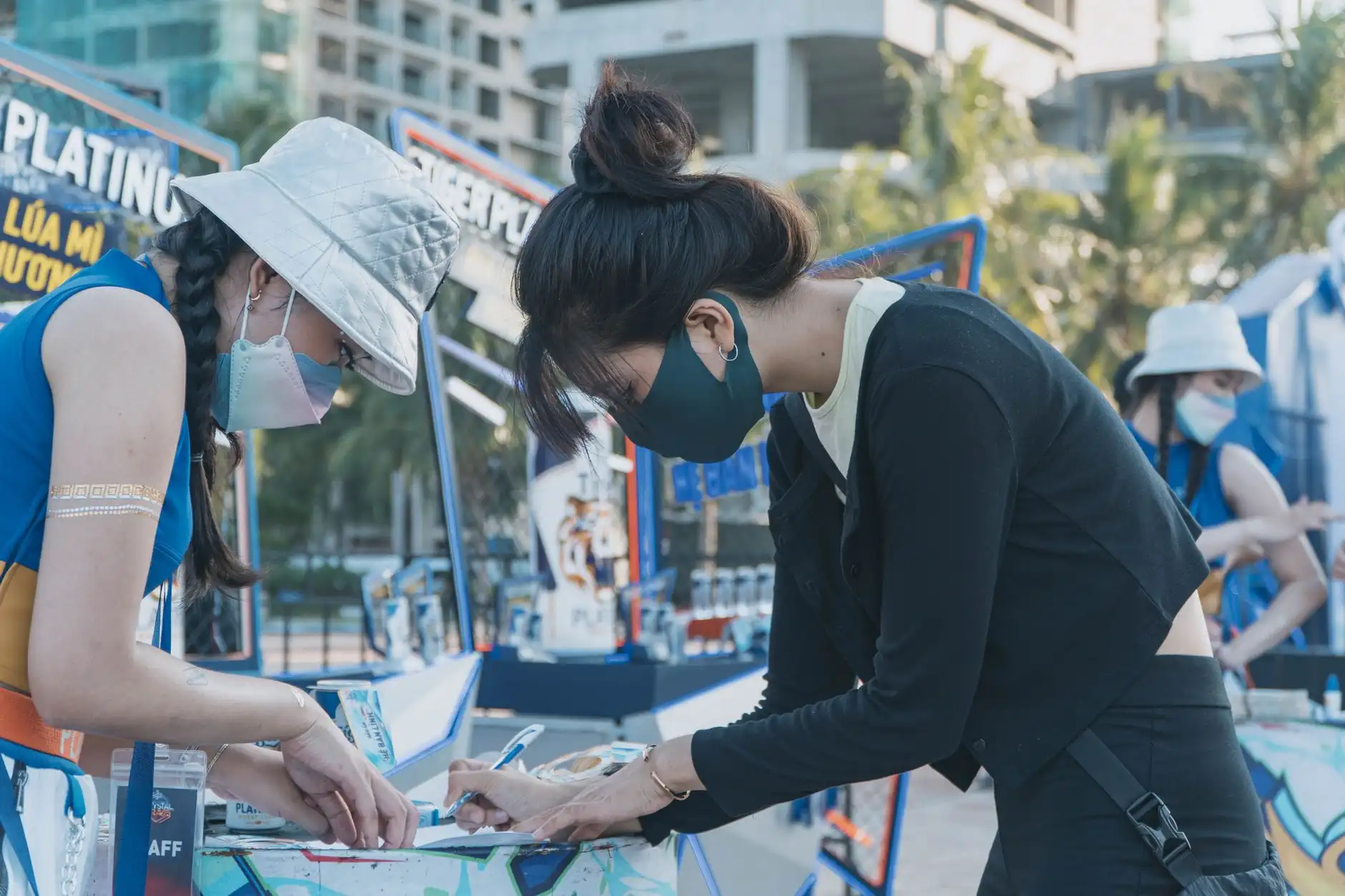 2024休闲运动鞋批发市场趋势：板鞋与帆布鞋如何撬动年轻消费增量