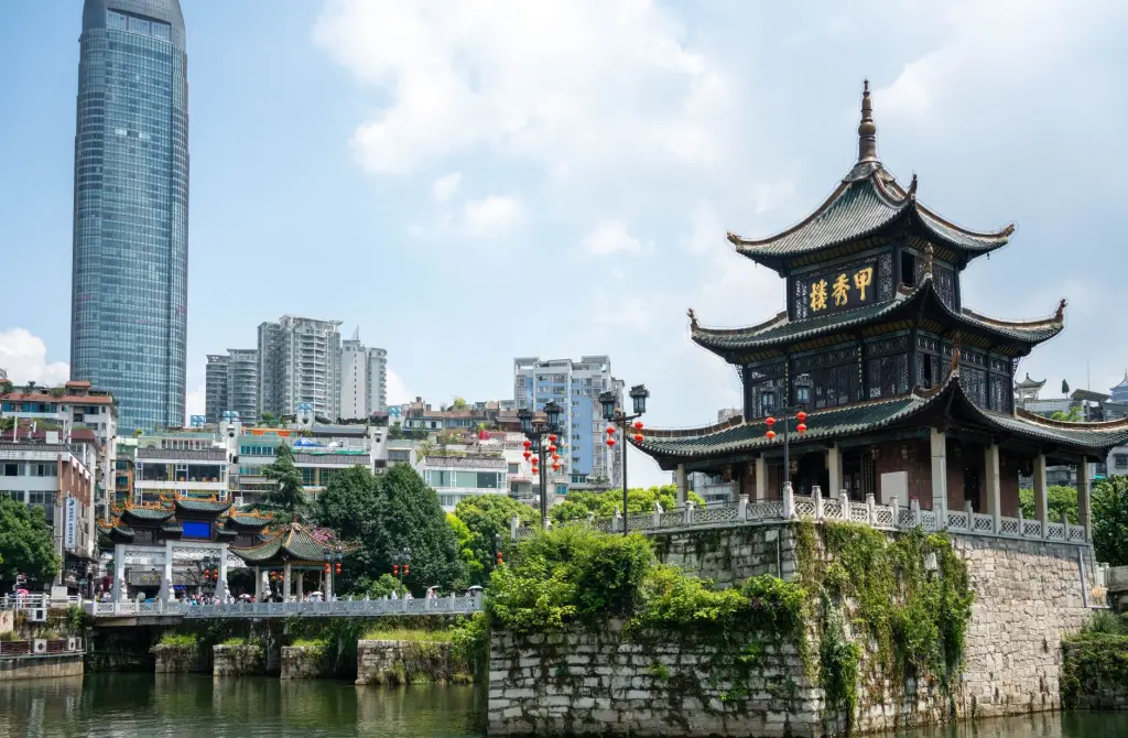 帆布鞋与板鞋工艺对比：哪款更适合年轻消费群体